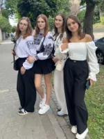У КОЖНОЇ З ЧОТИРЬОХ ДІВЧАТ СВІДОЦТВО З ВІДЗНАКОЮ