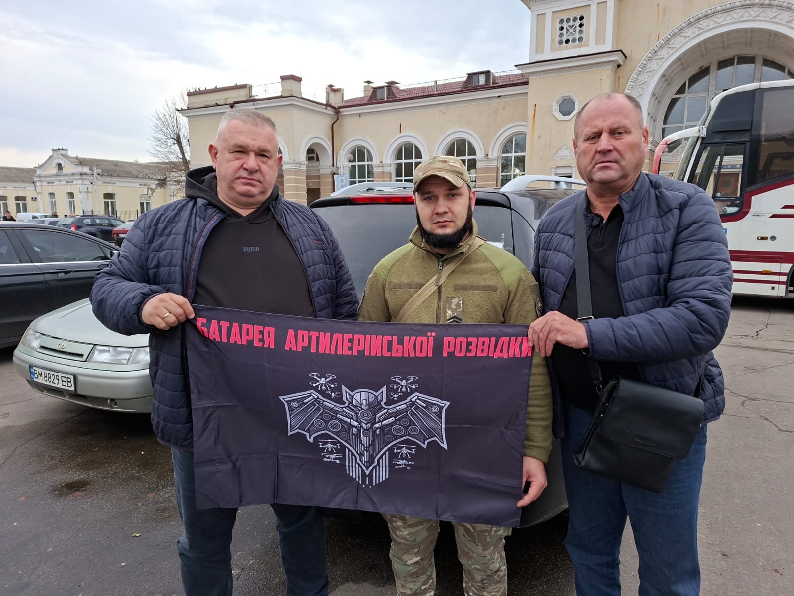 ВЖЕ ТРИДЦЯТЬ П’ЯТЬ АВТОМОБІЛІВ МИХАЙЛО ЯРЕМКО ДОСТАВИВ НА ФРОНТ